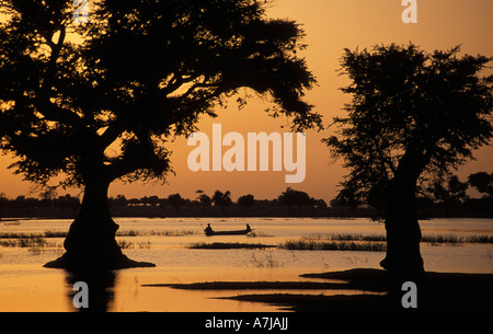 Djenné liegt auf einer Insel im Niger-Binnendelta. Einbaum Angeln bei Sonnenuntergang, Mali Stockfoto