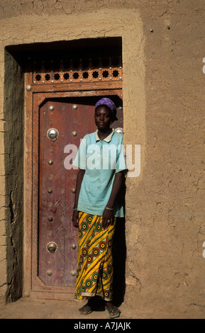 Frau im traditionellen marokkanischen Stil Tür, Djenné, Mali Stockfoto