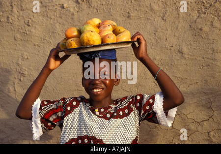 Mädchen verkaufen Mangos, Djenné, Mali Stockfoto