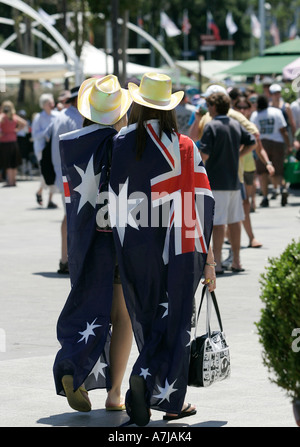 Zwei jungen Tennisfans gekleidet mit der australischen Flagge Melbourne Park entlang. Stockfoto