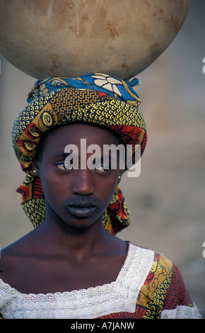 Peul-Mädchen mit charakteristischen Mund Tattoo Wassertragen, Djenné, Mali Stockfoto