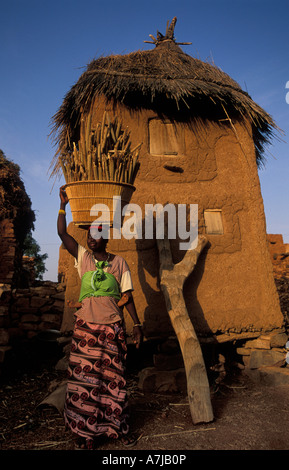 Frau mit Hirse, Getreidespeicher, Songo, Dogon Landes, Mali Stockfoto