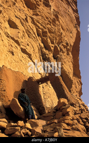 Hogon, geistiger Führer in seinem geschnitzten Klippe, Ende Heimatdorf, Dogon Landes, Mali Stockfoto