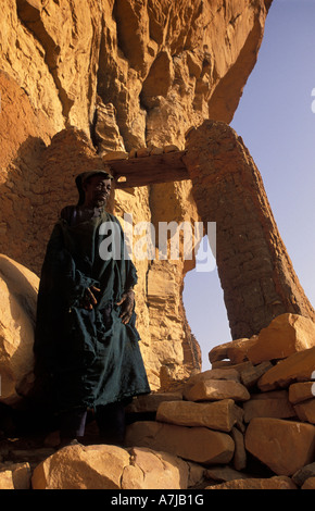 Hogon, geistiger Führer in seinem geschnitzten Klippe, Ende Heimatdorf, Dogon Landes, Mali Stockfoto