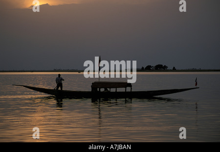 Einbaum bei Sonnenuntergang am Fluss Niger, Mopti, Mali Stockfoto