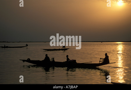 Einbaum bei Sonnenuntergang am Fluss Niger, Mopti, Mali Stockfoto