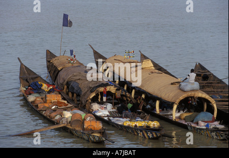 Pirogen auf dem Niger, Mopti, Mali Stockfoto