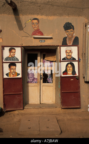 Friseur im Quartier Komoguel, der traditionellen Altstadt von Mopti, Mali Stockfoto