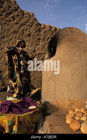 Frau beim Brotbacken in einem traditionellen Ofen, Timbuktu, Mali Stockfoto