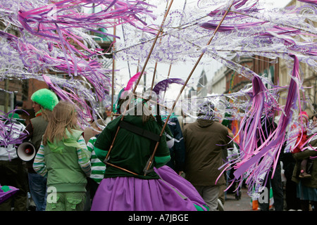 Parade-Goers wehenden bunte lila Bändern zu Fuß auf St Patricks Day Belfast Nordirland Stockfoto