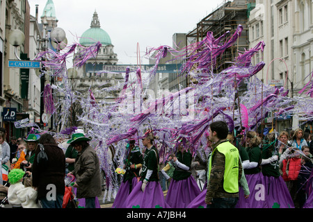 Parade-Goers wehenden bunte lila Bändern hinunter Royal Avenue auf St Patricks Day Belfast Nordirland Stockfoto