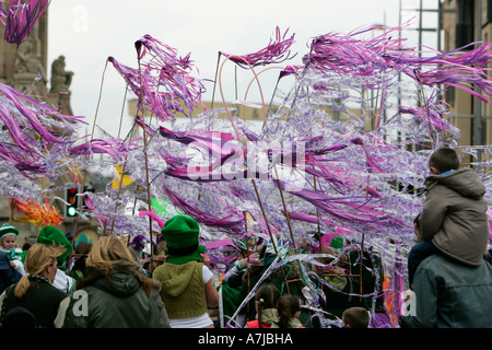 Parade-Goers wehenden bunte lila Bändern zu Fuß High Street hinunter auf St Patricks Day Belfast Nordirland Stockfoto