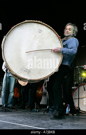 Willie Drennan Musiker auf der Bühne mit riesigen Lambeg Drum während Konzert für St Patricks Day Belfast Northern Ireland Stockfoto