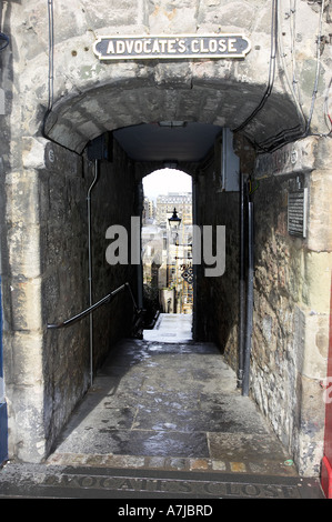 Blick durch Fürsprecher in der Nähe auf der Royal Mile Edinburgh Schottland UK Stockfoto