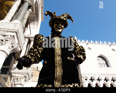 Mann in Schwarzgold Jester Kostüm Karneval in Venedig Stockfoto