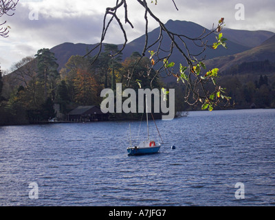 Boot auf Derwentwater Keswick mit Catbells im Hintergrund Stockfoto