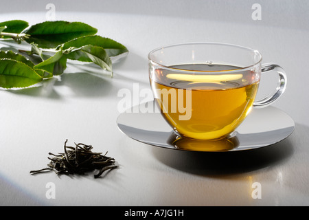 Tasse Tee mit Tee-Blätter Stockfoto