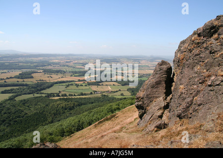 Das Nadelöhr auf The Wrekin und die Aussicht auf South Shropshire Stockfoto