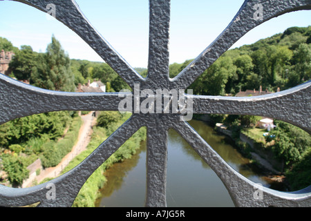 1779: Datum auf dem Geländer der eisernen Brücke in Ironbridge, Shropshire, wie es den Fluss Severn kreuzt Stockfoto