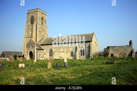 Ein Blick auf die Kirche des Hl. Johannes an der Küste von Norfolk auf Waxham, Norfolk, England, Vereinigtes Königreich, Europa. Stockfoto