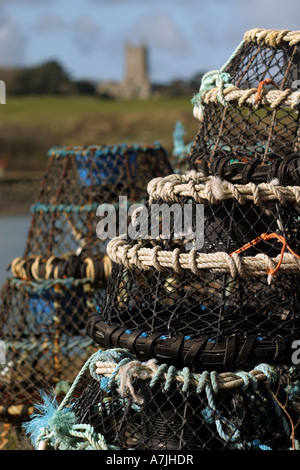 Hummer-Töpfe Hayle Hafen West Cornwall mit Blick auf St. Unys Kirche Lelant Stockfoto