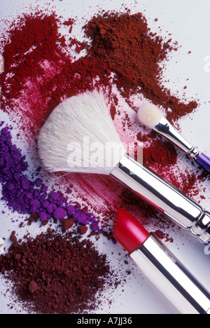 Lippenstift-Pinsel und Puder Stockfoto
