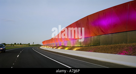 Craigieburn Bypass, Melbourne Bildschirm der geätzte Plexiglas mit LED-Leuchten, die auf die Geschwindigkeit der vorbeifahrenden Autos reagiert Stockfoto