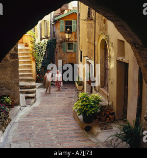 Paare, die typische alte Straße in klassischen malerischen Klippe top Küsten Dorf von Roquebrune Südfrankreich Stockfoto