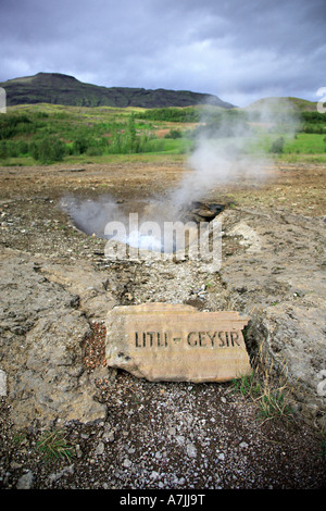 Litli Geysir Wegweiser gegen eine geothermische Landschaft Islands Stockfoto