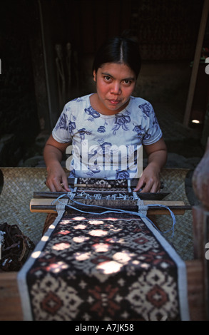 Doppel-Ikat Tuch weben Frau namens Grinsing Tenganan Dorf Bali Indonesien Grinsing geringsing Stockfoto