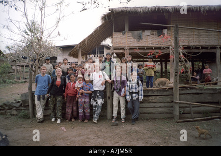 Bergvolk Dorfbewohner und westliche Rucksacktouristen in Nordlaos Stockfoto