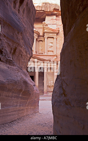 JORDAN PETRA The Treasury Building geschnitzt aus der rose rote Sandstein von Jordanien von den Nabatäern, dessen Reich von verlängert Stockfoto