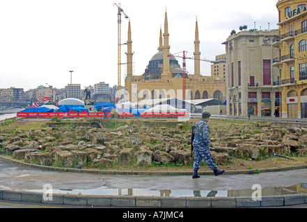 Libanon BEIRUT moderne Innenstadt von Beirut mit Zeltstadt von Demonstranten und bewaffneten Soldaten patrouillierenden neue Moschee unter PHAs Stockfoto