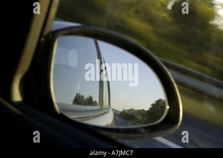 Rückspiegel links von einem Raser auf der Autobahn Stockfoto