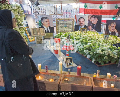 Libanon BEIRUT Libanon Trauergäste stellen Kerzen auf das Denkmal für den ehemaligen Premierminister Rafik Hariri ermordet wurde Stockfoto