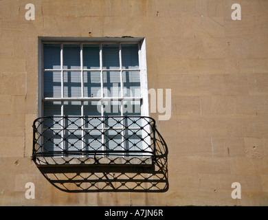 Georgische Obergeschoss Fenster und Korb Stil falsche Balkon in Bath Avon Stockfoto