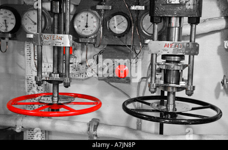 Kontrolle Ventil Räder an Bord der HMS Belfast in London schwarz / weiß Bild mit isolierten rot Stockfoto