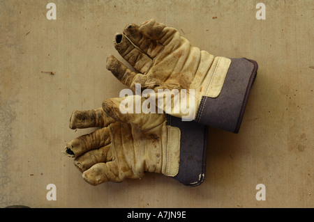 Koppeln des alten Leder-Gartenhandschuhe Stockfoto