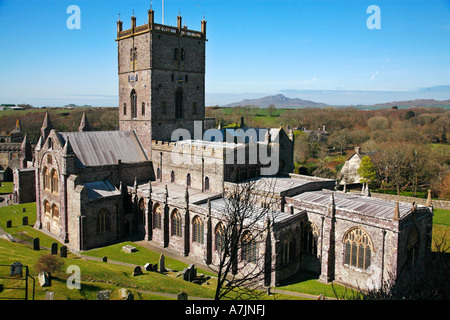 Kathedrale von St. David's in North Pembrokeshire mit der Landschaft der Str. Davids Kopf in der Ferne Stockfoto