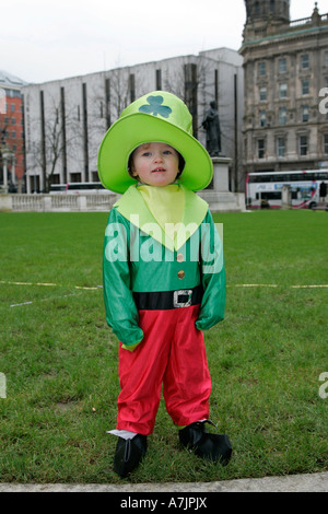 kleiner Junge gekleidet wie ein Kobold stehen auf dem Rasen auf dem Gelände der Belfast City Hall am St. Patricks Day 2007 Stockfoto