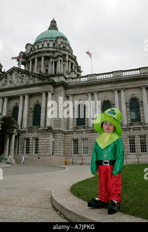 Kleiner Junge gekleidet wie ein Kobold stehen außerhalb der Belfast City Hall am St. Patricks Day 2007 Stockfoto