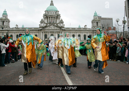 Teilnehmer und Tänzer in der St. Patricks Day Parade vor Belfast City Hall 2007 Stockfoto