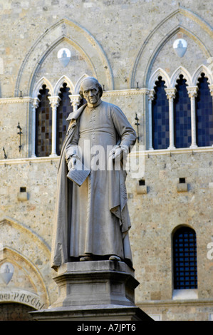 Statue von sallustio bandini vor dem Palazzo Salimbeni siena Italien Stockfoto