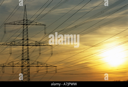 Hochspannungsleitungen durchqueren die Landschaft in der Nähe von Leichlingen, Nordrhein-Westfalen, Deutschland. Stockfoto