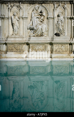 Der Fonte Gaia Brunnen gefunden in Piazza del Campo Siena Italien Stockfoto