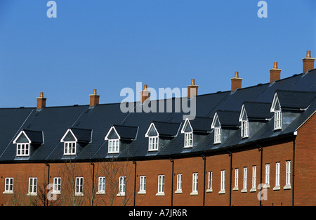 Reihenhäuser auf einem braunen Feld Website, Woodbridge, Suffolk, UK. Stockfoto