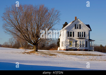 Neuschnee schafft einen ruhigen Winter-Szene in einem New-England-Bauernhaus Stockfoto