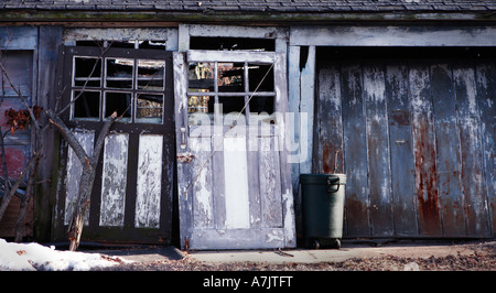 baufälligen Garage Gebäude auf Stadt-Insel in der Bronx NY aufgeschlüsselt Stockfoto