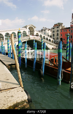 Typische Luxus hölzernen Wassertaxi wartet auf Touristen am Canal Grande in der Nähe der Rialtobrücke Venedig Italien Europa Mitteleuropa Stockfoto