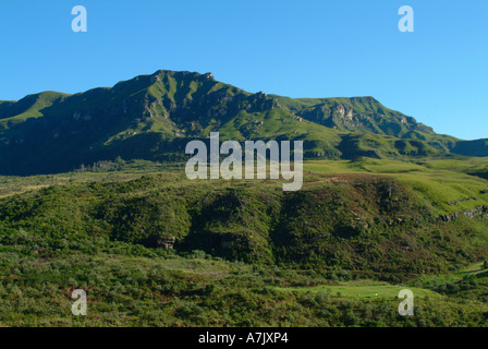 Blick Richtung Baboon Rock von Cathedral Peak Hotel an einem schönen sonnigen Tag Drakensberge Kwazulu Natal-Südafrika Stockfoto